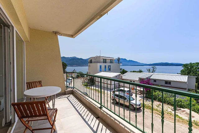 Apartment with Sea View, Bijela — photo 9